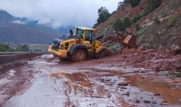 泥石流关闭了格伦伍德斯普林斯以南的科罗拉多82号高速公路