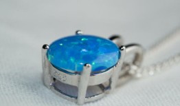 有人想知道今天仍然相信的老妇人的故事，并得到了30个例子