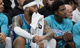 美联社消息称，由于法律问题，黄蜂队的迈尔斯·布里奇斯被拒绝进入加拿大参加NBA比赛