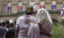 在反移民骚乱和仇外情绪中，生活在英国的新加坡人保持“高度警惕”