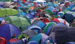 风暴莉莲：希思罗机场的航班和火车取消，风暴席卷，风速超过每小时70英里