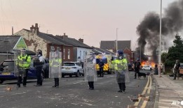 在反移民骚乱和仇外情绪中，生活在英国的新加坡人保持“高度警惕”