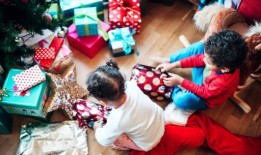 单身妈妈还给“忘恩负义的小鬼”女儿128英镑的圣诞礼物