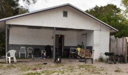 佛罗里达州一名女子在试图化解圣诞礼物纠纷时被14岁的哥哥枪杀