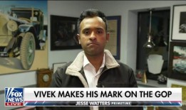 在民意调查中落后的Vivek Ramaswamy正在爱荷华州巡回演讲，一边走一边抨击共和党