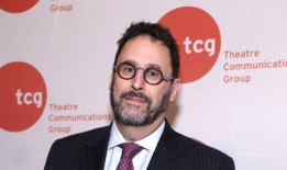 托尼·库什纳被提名为2024年笔会／迈克·尼科尔斯写作表演奖得主