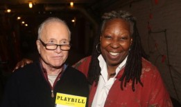 照片：参见理查德·德莱弗斯和乌比·戈德堡参观百老汇的《鲨鱼碎了》