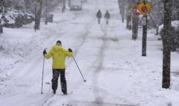 视频汇总：冬季风暴给东北地区带来了大雪、大浪和危险的道路状况