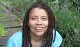 演员和创作团队为竞技场舞台的暴风雨元素世界首演做好准备