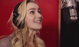 视频：观看贝琪·沃尔夫唱“生活与你”从新的僵尸音乐剧活着!