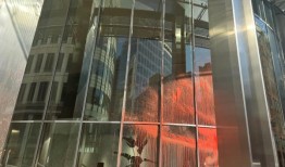 巴勒斯坦抗议者闯入肯特工厂并破坏城市银行办公室