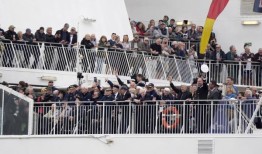 诺曼底登陆老兵乘船参加诺曼底登陆80周年纪念活动，心情复杂