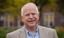 瓦尔兹在国会共同发起了一项批评莫迪的决议，但在他成为总理后改变了态度