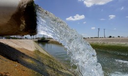 开发商希望改变水资源政策，以应对凤凰城城郊的建设限制