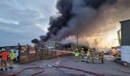 消防员在柴郡工业区扑灭大火