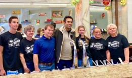 在民意调查中落后的Vivek Ramaswamy正在爱荷华州巡回演讲，一边走一边抨击共和党