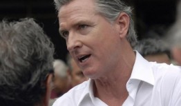 加州的加文·纽森(Gavin Newsom)吹捧他对乔·拜登(Joe Biden)总统的支持，并回避了替代话题