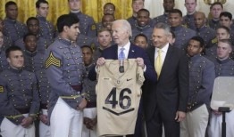 根据豪斯的计划，学院运动员可以立即转入职业体育