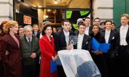 请观看百老汇音乐剧《和谐庆祝光明节第一晚》