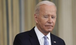 拜登的外交焦点在边境危机和乌克兰资金问题上引发国内不满