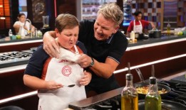 戈登·拉姆齐(Gordon Ramsay)在烹饪一种南方美食时，与一个阿拉巴马州的男孩击掌(并呕吐袋)