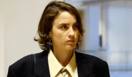 法国演员阿迪勒·哈内尔在性侵审判中与导演对质