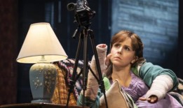 Kimberly Akimbo的Alli Mauzey曾经是一名歌唱服务员